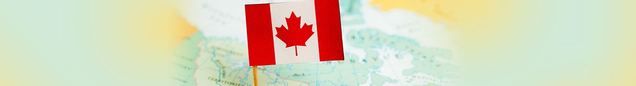 Bandeira canadiana sobre um mapa