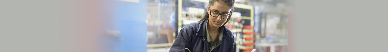 Estudante na oficina utilizando competências técnicas